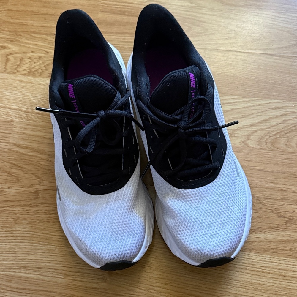 Nike Women's Black and White Sneakers - Picture 4 of 4